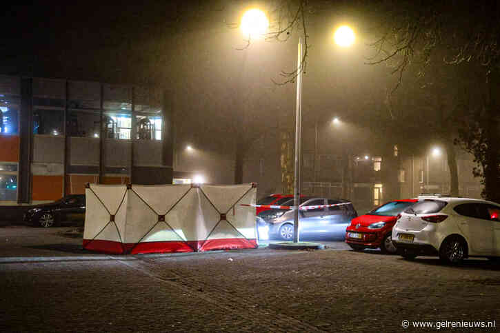 Dode aangetroffen op parkeerplaats bij sportschool en supermarkt in Arnhem