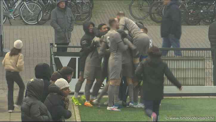 Almere - Voetballers Waterwijk winnen van koploper Unicum: 'We hebben ze in de val gelokt'