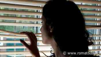 Calci e spallate alla porta di casa della ex, non si poteva avvicinare