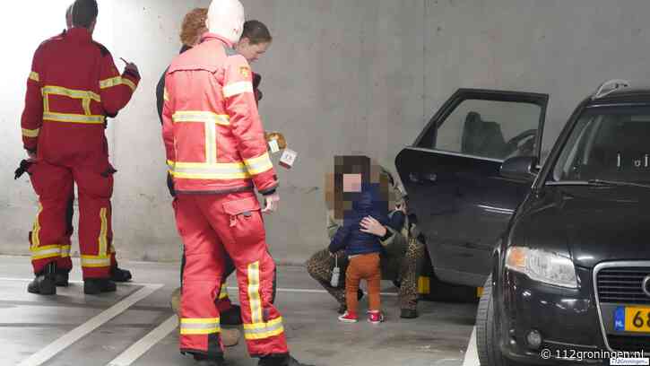 Opschudding in parkeergarage Westerhaven: kindje vast in auto (video)