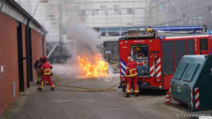 Auto volledig uitgebrand op terrein politiebureau in Groningen