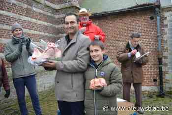 Nieuwbakken burgemeester Bart Goris (PIT) haalt varkenskop binnen op Sint-Antoniusviering: “Zoontje was heel weekend bezig dat papa de kop moest kopen”