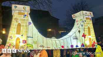 Thousands turn out for return of lantern festival