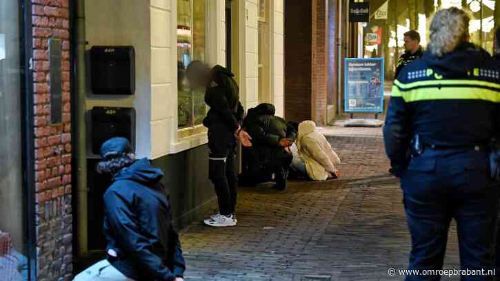Vijf mannen op straat in de boeien geslagen, verdacht van reeks diefstallen