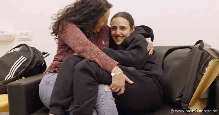 Schluchzen und Freudentränen: Geiseln mit Familien vereint