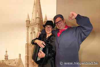 Jan (59) en Ilse (55) spelen al tien jaar volkszanger Tamboer en ‘zijn’ Manse: “Veel mensen denken dat we ook in het écht een koppel zijn”