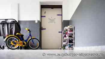 Unbequem und ungewöhnlich: Fremder Mann schläft mit Kopf im Schuhschrank