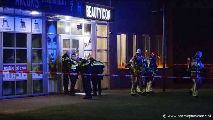 Almere - Explosie en brand bij cosmetische kliniek in Almere Buiten