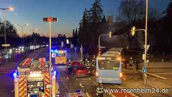 Auto kracht in München frontal in Linienbus - mehrere Verletzte