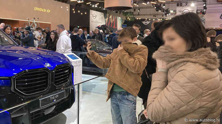BMW XM op Autosalon stinkt een uur in de wind, door activisten