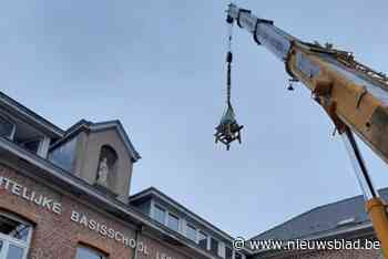 Torenspits van oude basisschool verhuist naar nieuwe bestemming en daar komt heel wat bij kijken