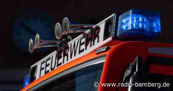 Bagger auf Schiff berührt Stromleitung und fängt Feuer