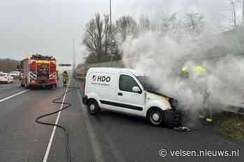 Bestelbus in brand op A9 bij Velsen-Zuid