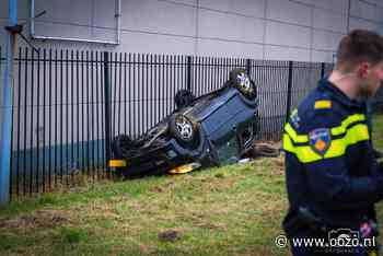 Auto op de kop na crash in Velsen-Noord, bestuurder naar ziekenhuis