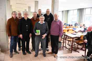 Uitstervende hobby, en toch ziet postzegelclub ledenaantal groeien: “Een ontbrekende postzegel uit een reeks vinden is het toppunt van plezier”