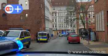 Gesuchte Linksradikale stellen sich in Kiel Behörden: Antifa-Demo vor Polizeirevier