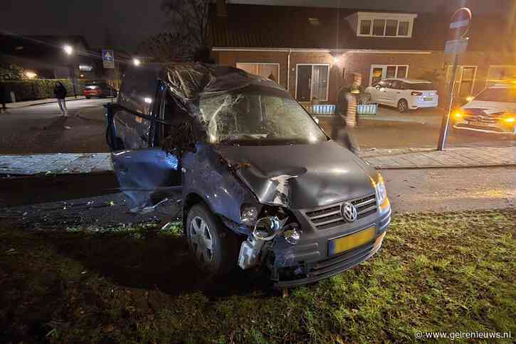 Auto over de kop geslagen, lantaarnpaal uit de grond