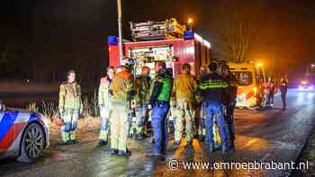 Auto belandt in water, bestuurder kruipt er net op tijd uit