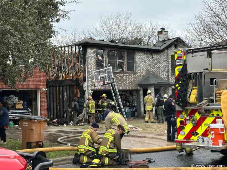 7 displaced after 2 homes catch fire in south Austin