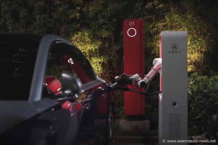 Huawei zeigt automatischen Roboterarm zum Laden von Elektroautos