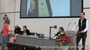 Ein Steiffhase wird an ein kleines Mädchen verschenkt