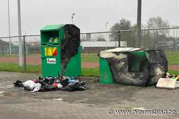 Containers inzameling kledij aan sportsite in brand gestoken