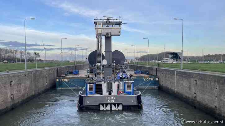 Met stuurhut op grote hoogte haalt Parabel Barging bijzonder transport binnen