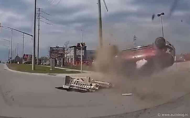 Video: Kleine fout komt pick-up rijder duur te staan