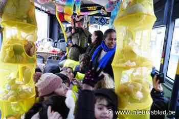 Meerijden op de ‘knuffelbus’, die reizigers zelfs hun halte doet missen: “Ik kreeg onlangs te horen dat ik kanker heb, dit maakt mijn dag”