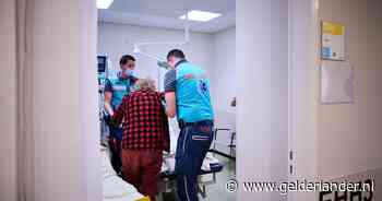 Ziekenhuizen vol met zieke ouderen: ‘Kunnen niet meer op hun benen staan door griepklachten’