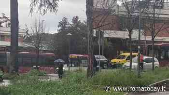 La sosta selvaggia ferma tre mezzi dell'Atac davanti agli uffici anagrafici