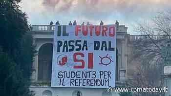 Maxi striscione e fumogeni in piazza del Popolo, l'iniziativa degli studenti per il referendum