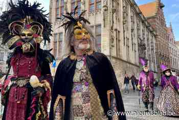 Venetiaanse costumés gaan de bootjes op