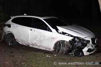 Riskante Flucht durch die Stadt: BMW kracht gegen Auto und Laterne