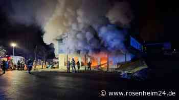 Brand in Kiefersfeldener Gewerbepark - Personen können sich ins Freie bringen
