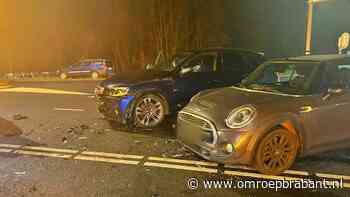 112-nieuws: auto's botsen op kruispunt • auto in de bosjes gereden