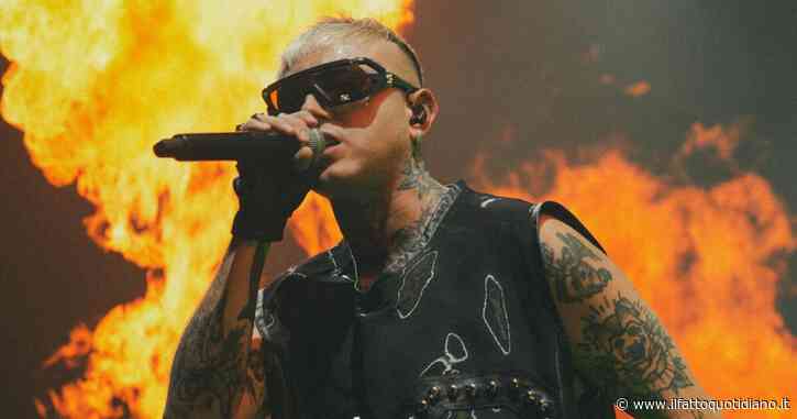 Lazza: “Il mio tour è sconsigliato a cardiopatici e epilettici. Arrivo a fine concerto massacrato, ma felice. A San Siro vorrei portare tutto il mio Milan”