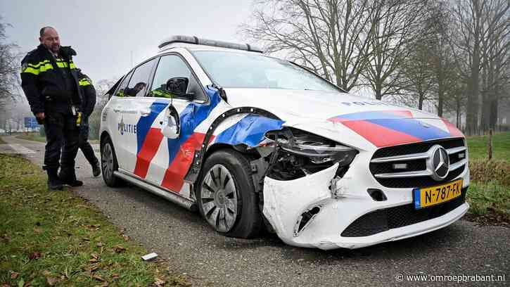 Politiewagen botst met andere auto, was met spoed onderweg