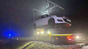 Opel-Fahrerin biegt im Nebel zu früh ab und landet im Straßengraben