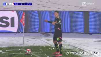 Joey Veerman heft handen wanhopig ten hemel, vlak voor tweede PSV-goal in Belgrado