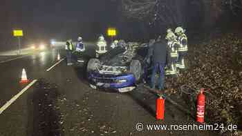 BMW überschlägt sich auf der Innhöhe in Wasserburg und bleibt auf Dach liegen