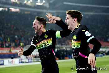 Tiental PSV overleeft hectische slotfase en staat met anderhalf been in tussenronde Champions League