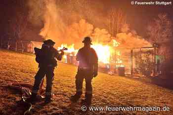 Feuerwehr löscht Gartenhausbrand