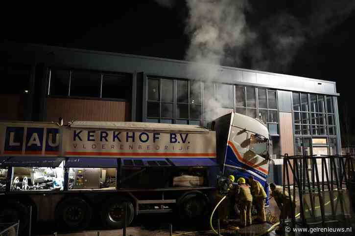 Vrachtwagen vliegt in brand, vuur snel onder controle