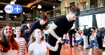 Opernball in Hannover: So proben die Debütantinnen im Tanzhaus Bothe