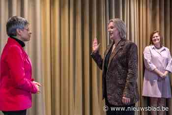 Burgemeester Dorien Cuylaerts legt de eed af bij de gouverneur : “Ik was toch een beetje zenuwachtig”