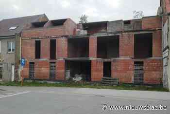 Verwaarloosde ruwbouw in centrum van Oosterzele eindelijk verkocht: “Zulke zaken passen hier echt niet”