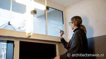 Raamschildering ‘Schröder & Rietveld Architect’ teruggekeerd op Rietveld Schröderhuis