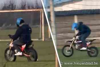 Mysterieuze motorcrosser vernielt voetbalveld: “Buren hoorden plots een hels lawaai”