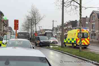 Trambestuurder krijgt glas in gezicht na ongeval in Mortsel